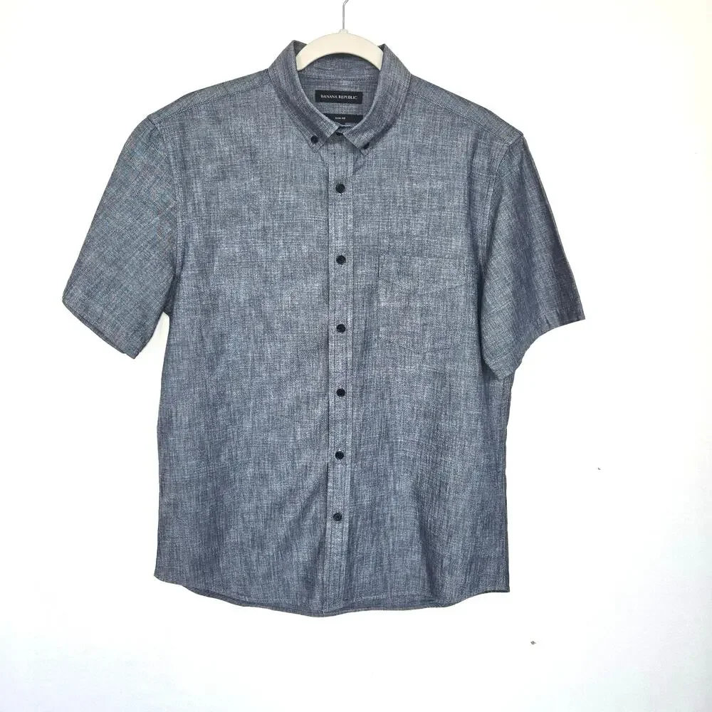 Banana Republic Men’s Button Up Cotton Shirt. Size medium.
